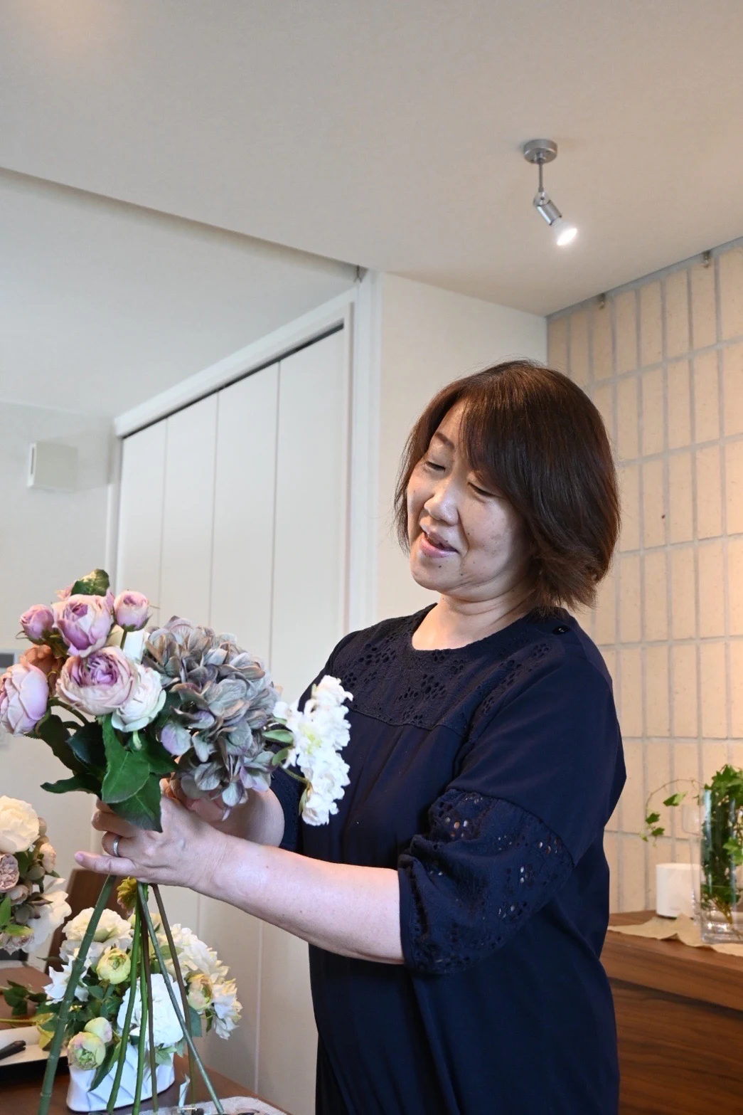 花を束ねる講師の田中ゆかり